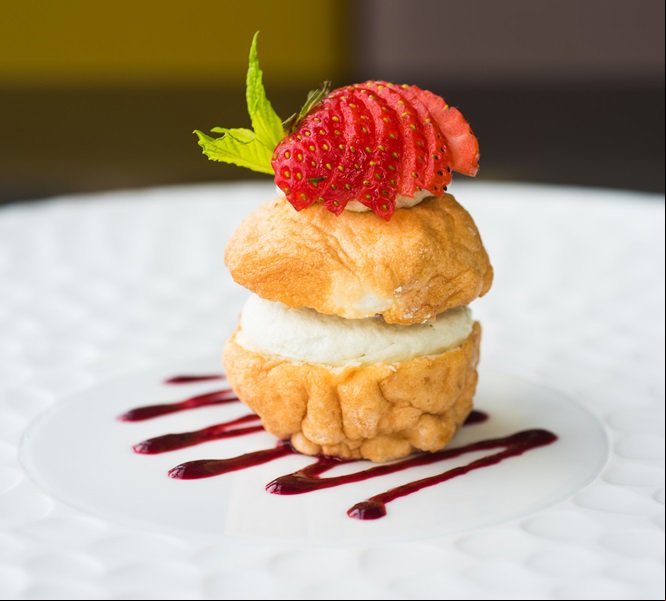 ANGEL CAKE (BOLO DE ANJO) WITH MATCHA CREAM AND STRAWBERRIES 
